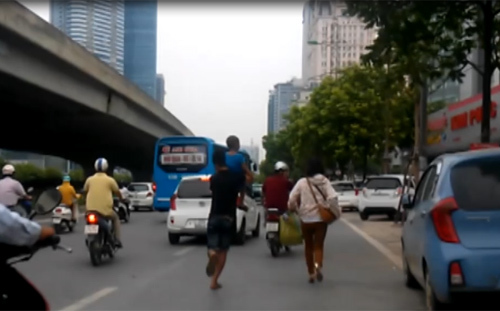 Bắt xe khách trên phố Hà Nội