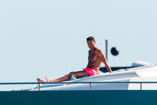Ronaldo lại diện quần hồng, làm chị em thao thức - Ảnh 1.