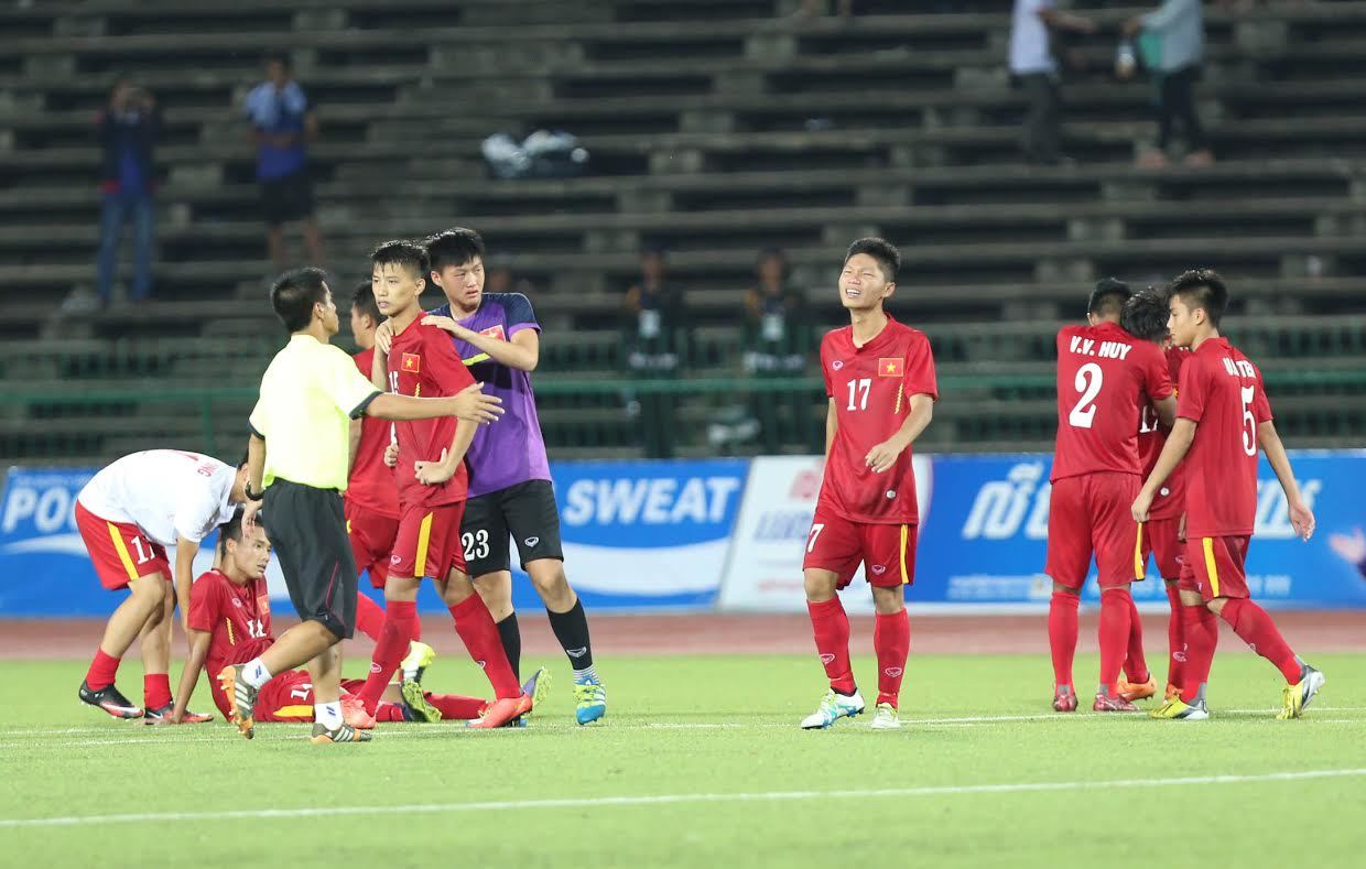 U16 Việt Nam, U16 Australia, cầu thủ U16 Việt Nam khóc nức nở, xin lỗi người hâm mộ