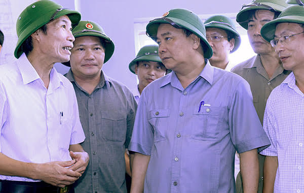 Thủ tướng kiểm tra, chỉ đạo công tác khắc phục hậu quả bão số 1 sáng nay tại Nam Định. Ảnh: VGP