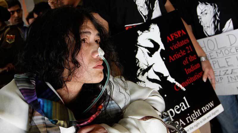 Irom Sharmila bị ép ăn qua một ống xông ở mũi và bị cảnh sát bắt giữ từ tháng 11/2000.
