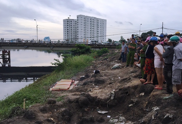Đi vệ sinh, thanh niên chết thảm dưới kênh ở Sài Gòn