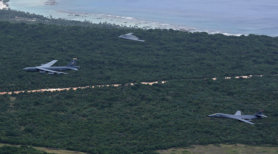 Đội hình ‘pháo đài bay’ siêu đẳng Mỹ lượn ở Biển Đông