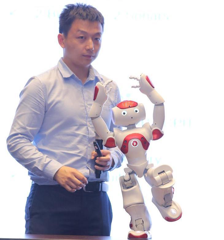 học tiếng Anh, dạy học tiếng Anh, doanh nghiệp Nhật, robot ứng dụng dạy tiếng Anh, robot NAO