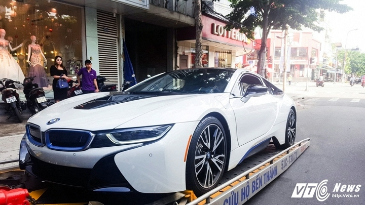 Đại gia Đà Nẵng mua siêu xe BMW i8 tặng vợ