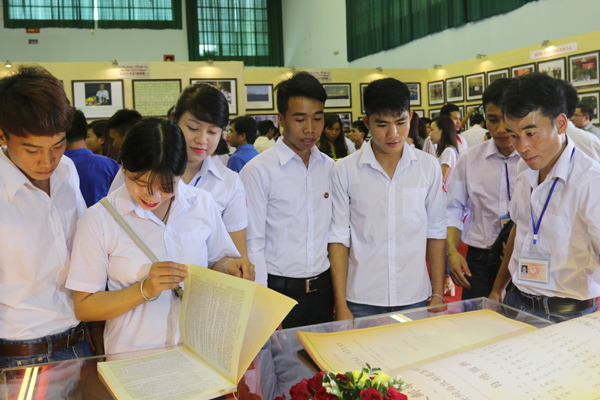 Người dân Sơn La tìm hiểu tư liệu chủ quyền biển đảo