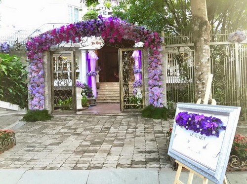Cô dâu Sài Gòn sử dụng cả 'vườn hoa tím' tuyệt đẹp để trang trí nhà ngày cưới