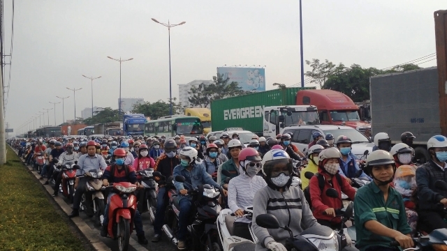 Kẹt xe kinh hoàng từ mờ sáng trên Xa lộ Hà Nội