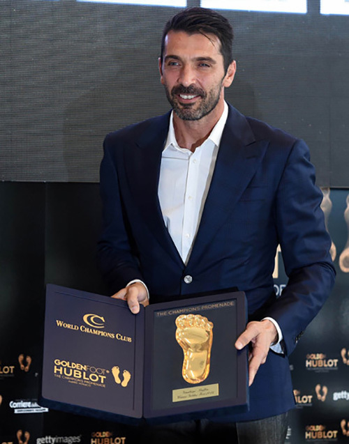 20161012091939-5-buffon-golden-foot.jpg