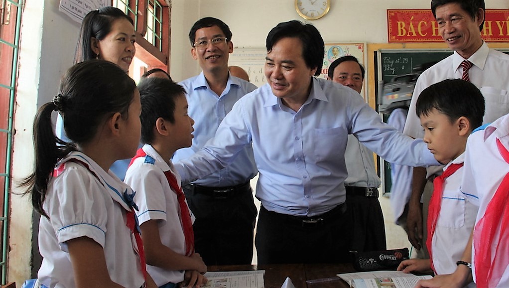 Bộ trưởng Phùng Xuân Nhạ thăm hỏi động viên các em học sinh tại Trường tiểu học Đại Phong (Lệ Thủy, Quảng Bình).