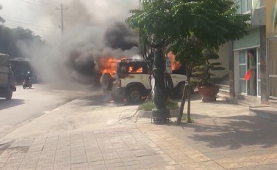 Cháy ô tô trước cửa CA phường