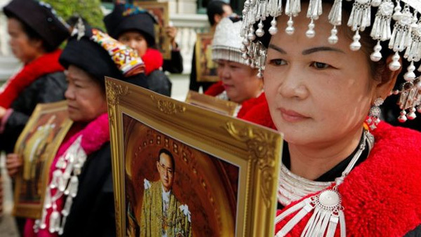 Dân Thái Lan nườm nượp vào viếng Đức Vua