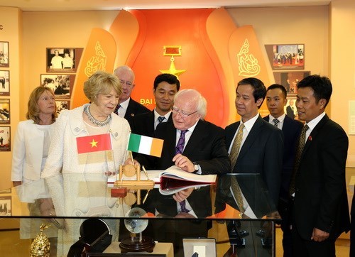 sinh viên Việt Nam, Tổng thống Ireland thăm Việt Nam, Tổng thống Ireland, ĐHQG Hà Nội, tư duy phản biện