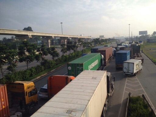 Xe container lật nhào, xa lộ Hà Nội kẹt cứng hơn 2h