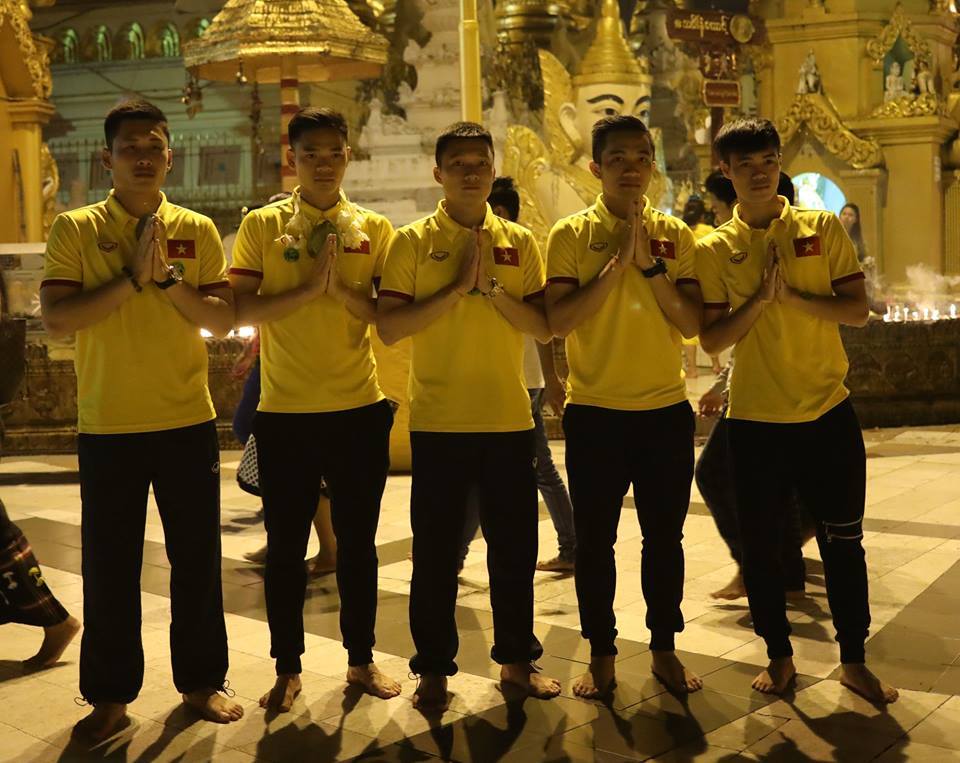 Tuyển thủ Việt Nam đi chùa Vàng cầu may