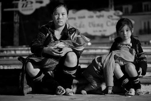 Nghĩ từ hình ảnh bé gái H'Mông ở Sapa
