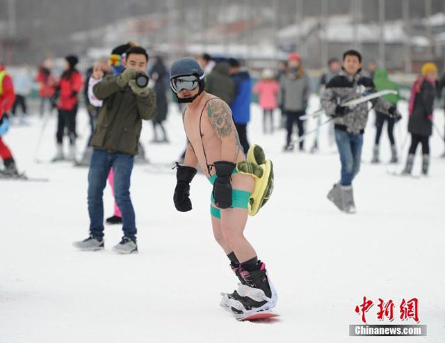 Dàn mẫu diện bikini giữa trời lạnh thu hút khách tới trượt tuyết
