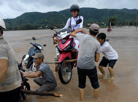 4 thanh niên ‘vác kiệu’ nữ sinh cùng xe máy vượt lũ