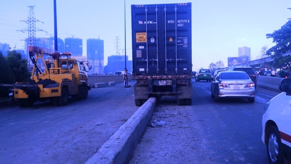 Xe container đâm dải phân cách, cửa ngõ đông Sài Gòn tê liệt