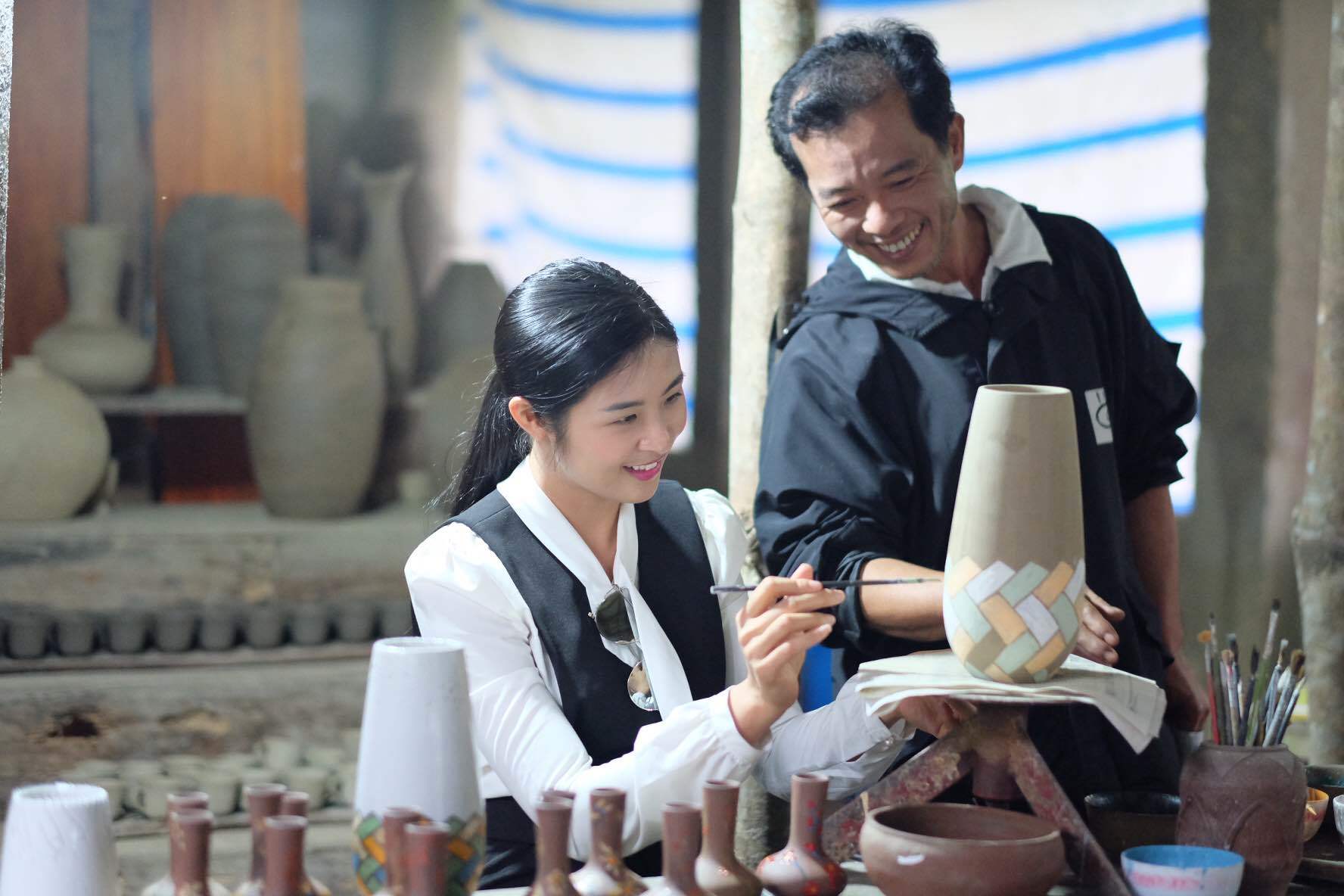 Hoa hậu Ngọc Hân choáng ngợp bởi vẻ đẹp làng gốm cổ 500 tuổi