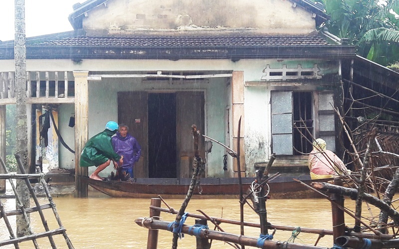 Miền Trung kiệt quệ vì mưa lụt, cầu cứu hơn 1.000 tỷ