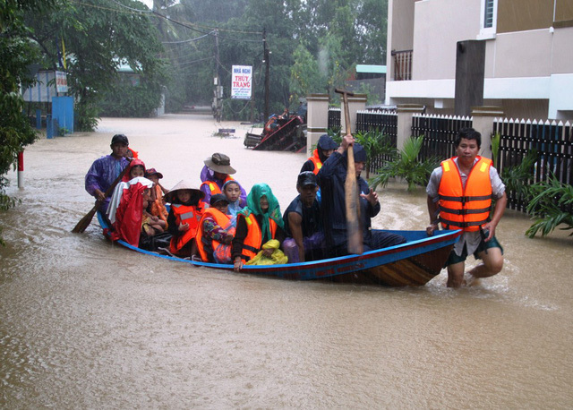 Thủ tướng trực tiếp chủ trì ứng cứu lũ lụt miền Trung
