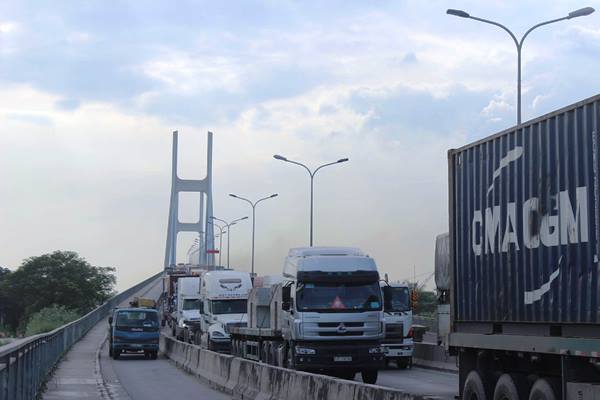 Cầu Phú Mỹ tê liệt hơn 4h sau tai nạn liên hoàn