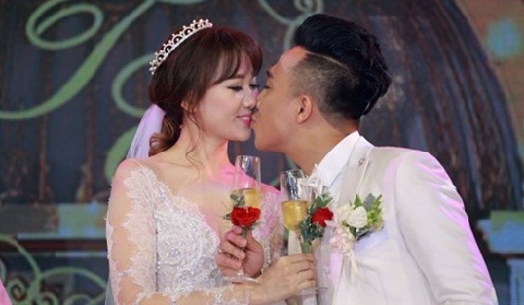 Trấn Thành 'khóa môi' Hari Won trong tiệc cưới