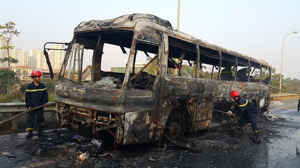 Hà Nội: Xe khách cháy dữ dội trên đại lộ Thăng Long