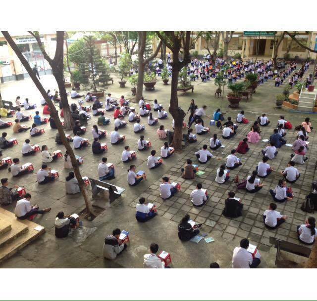 Hàng trăm học sinh ngồi bệt giữa sân trường làm bài kiểm tra học kỳ