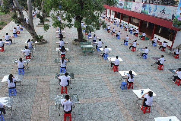 Hàng trăm học sinh ngồi bệt giữa sân trường làm bài kiểm tra học kỳ