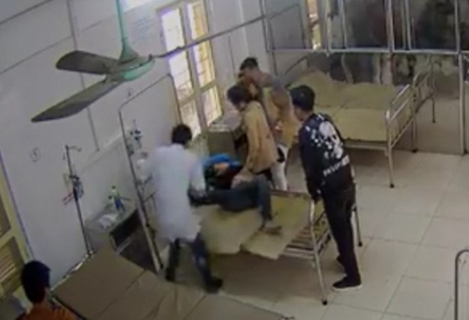 Bác sĩ trẻ bị bệnh nhân 'tung cước' tại bệnh viện