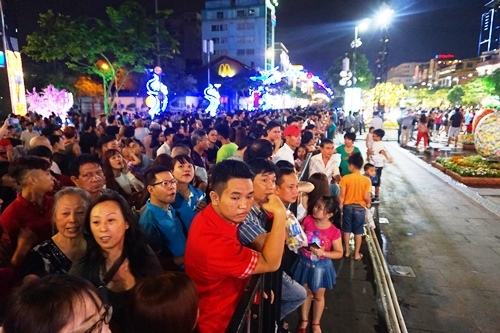 TP.HCM: Hàng ngàn người dự khai mạc đường hoa Tết