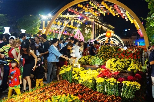 TP.HCM: Hàng ngàn người dự khai mạc đường hoa Tết