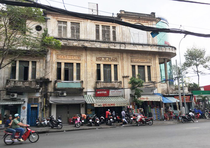 Người vợ thuở nghèo khó phía sau tỷ phú ô tô ở Sài Gòn