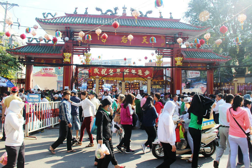 Nghìn người “mướt mồ hôi” đội nắng cầu an chùa bà Thiên Hậu