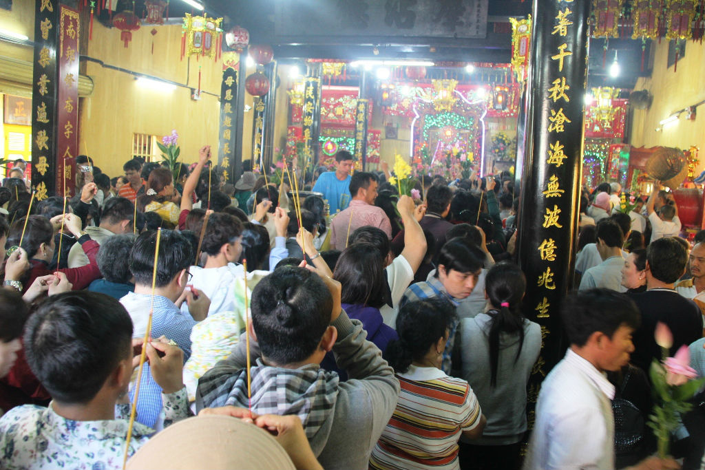 Nghìn người “mướt mồ hôi” đội nắng cầu an chùa bà Thiên Hậu