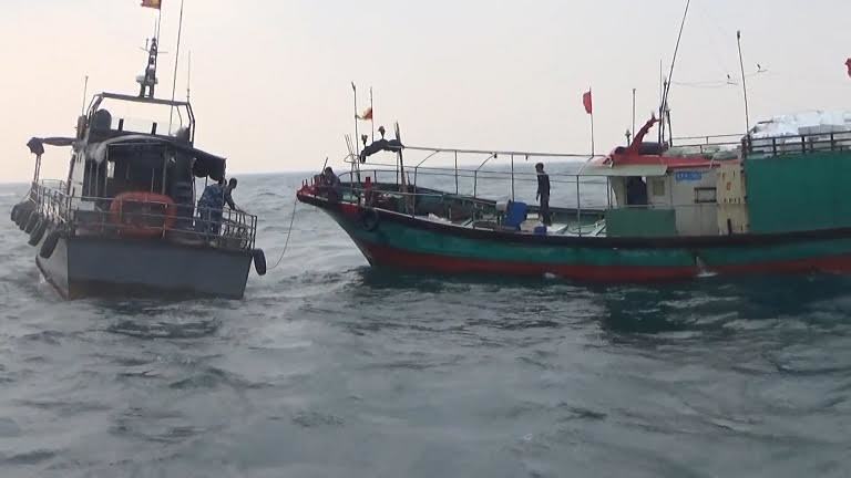 tàu cá Trung Quốc, bộ đội biên phòng, Quảng Bình, đánh bắt cá trái phép