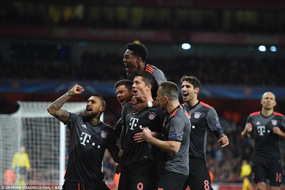 Kết quả hình ảnh cho Bayern tiến tiếp vào vòng trong với tổng tỷ số 10-2.