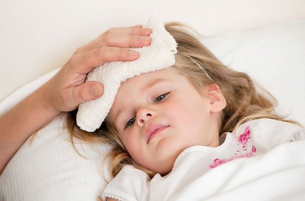 TS Nhi khoa: Khi trẻ bị sốt, tuyệt đối không làm 5 điều sau