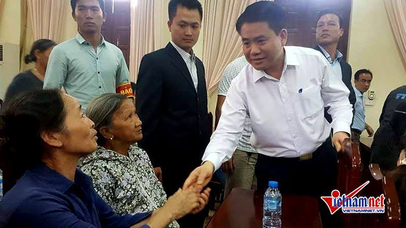 Chủ tịch Hà Nội Nguyễn Đức Chung bắt tay bà con xã Đồng Tâm trước khi bắt đầu cuộc gặp gỡ