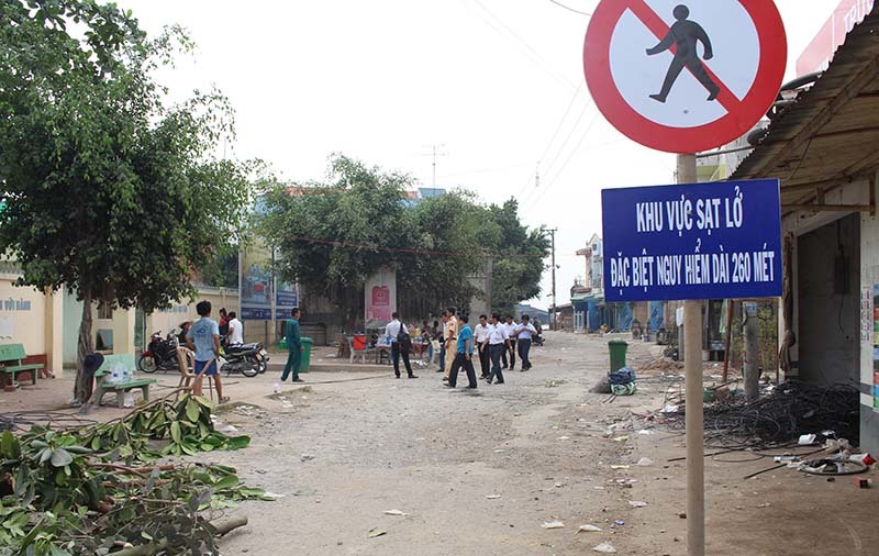 Sạt lở ở An Giang: Dân mất nhà, mắc võng ngủ trong chùa - Ảnh 15.