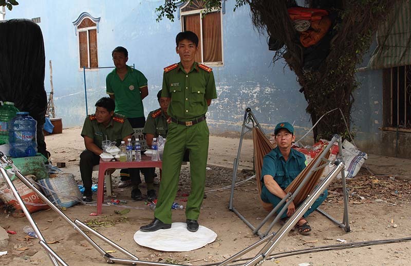 Sạt lở ở An Giang: Dân mất nhà, mắc võng ngủ trong chùa - Ảnh 16.