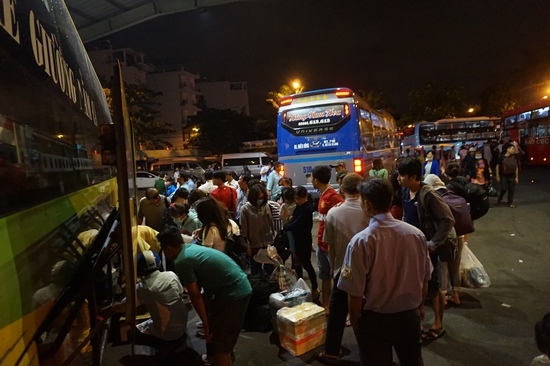 Bến xe Sài Gòn kẹt cứng lúc 2h sáng, khách vật vờ tìm đường về - Ảnh 2.