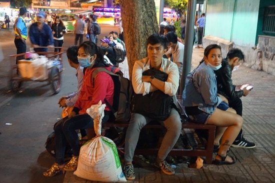 Bến xe Sài Gòn kẹt cứng lúc 2h sáng, khách vật vờ tìm đường về - Ảnh 6.