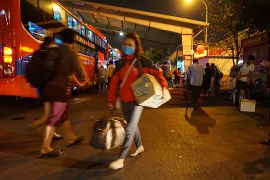 Bến xe Sài Gòn kẹt cứng lúc 2h sáng, khách vật vờ tìm đường về - Ảnh 4.