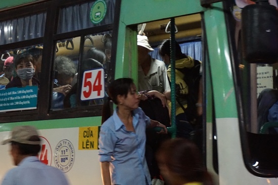 Bến xe Sài Gòn kẹt cứng lúc 2h sáng, khách vật vờ tìm đường về - Ảnh 13.