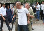 Dân phòng dùng dùi cui đánh 2 thanh niên bị còng tay