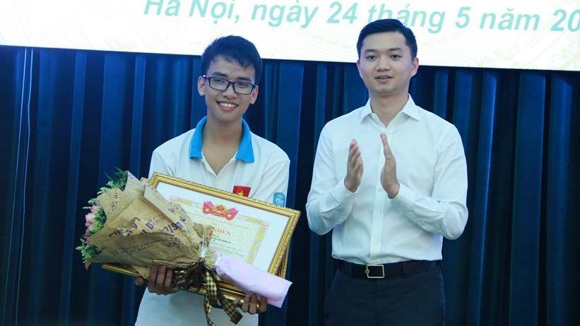 Ông Nguyễn Minh Triết, Trưởng ban Thanh niên Trường học, Trung ương Đoàn TNCS Hồ Chí Mính tặng bằng khen cho Phạm Huy, tác giả của dự án “Cánh tay robot cho người khuyết tật”.