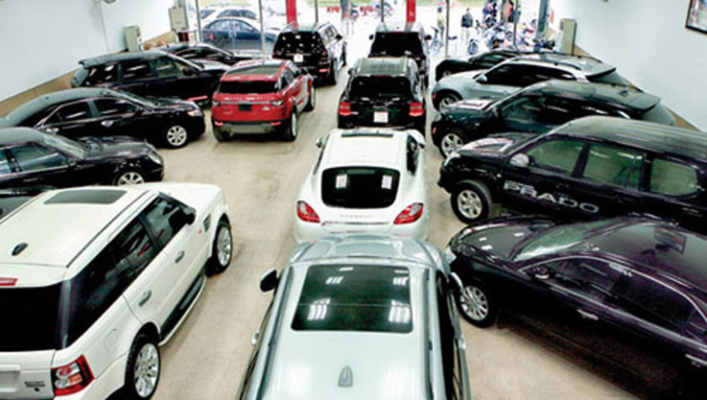 Mua ô tô ra khỏi showroom mất trăm triệu, khách phát hoảng - Ảnh 2.